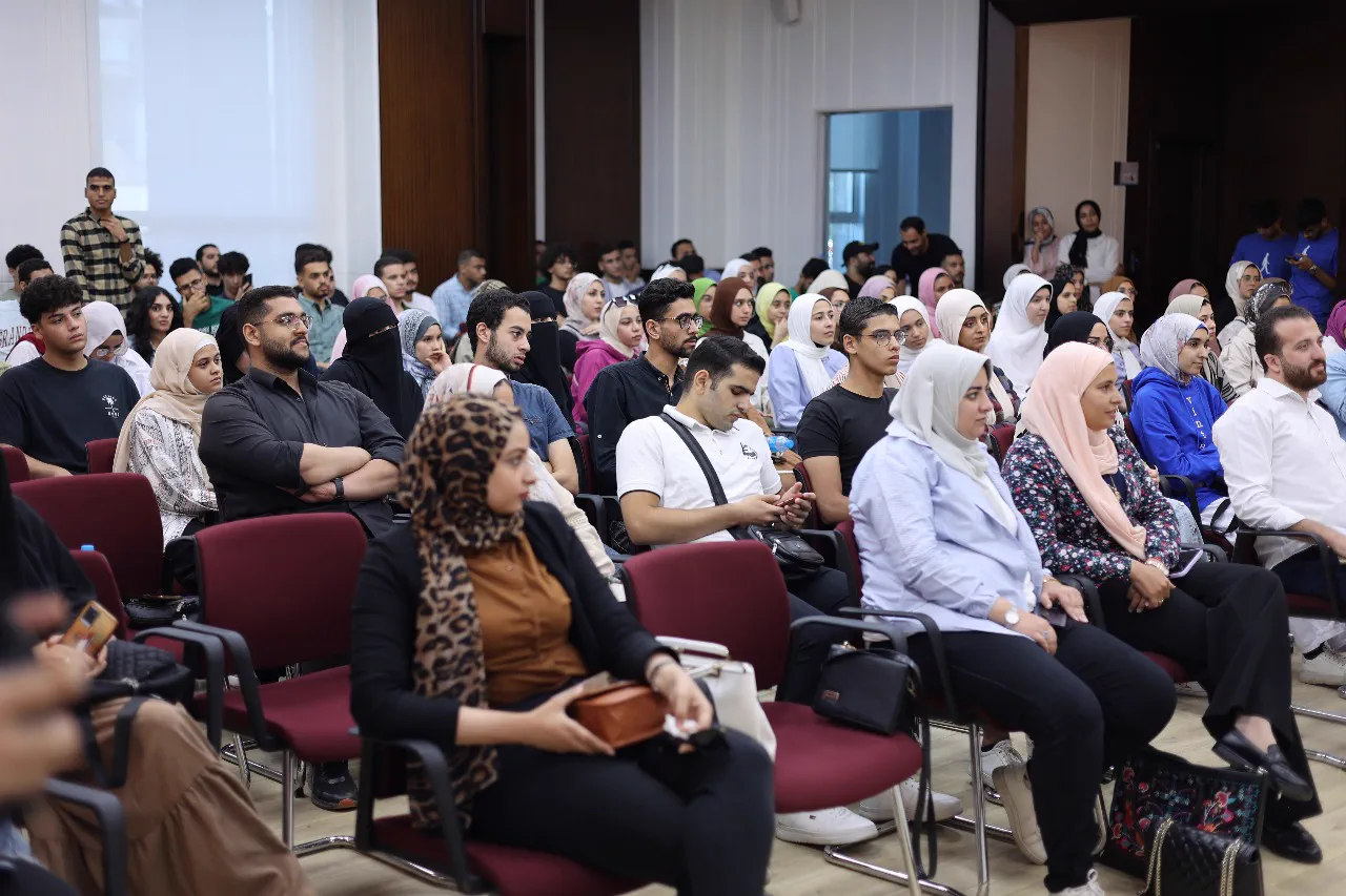 أعضاء مجتمع نادي كينكو للأعمال مجتمعون خلال فعالية أعمال